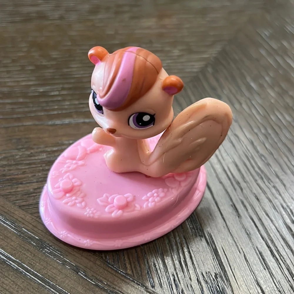 Hasbro made for McDonald’s happy meal figures of LITTLEST PET SHOP BUNDLE OF 3